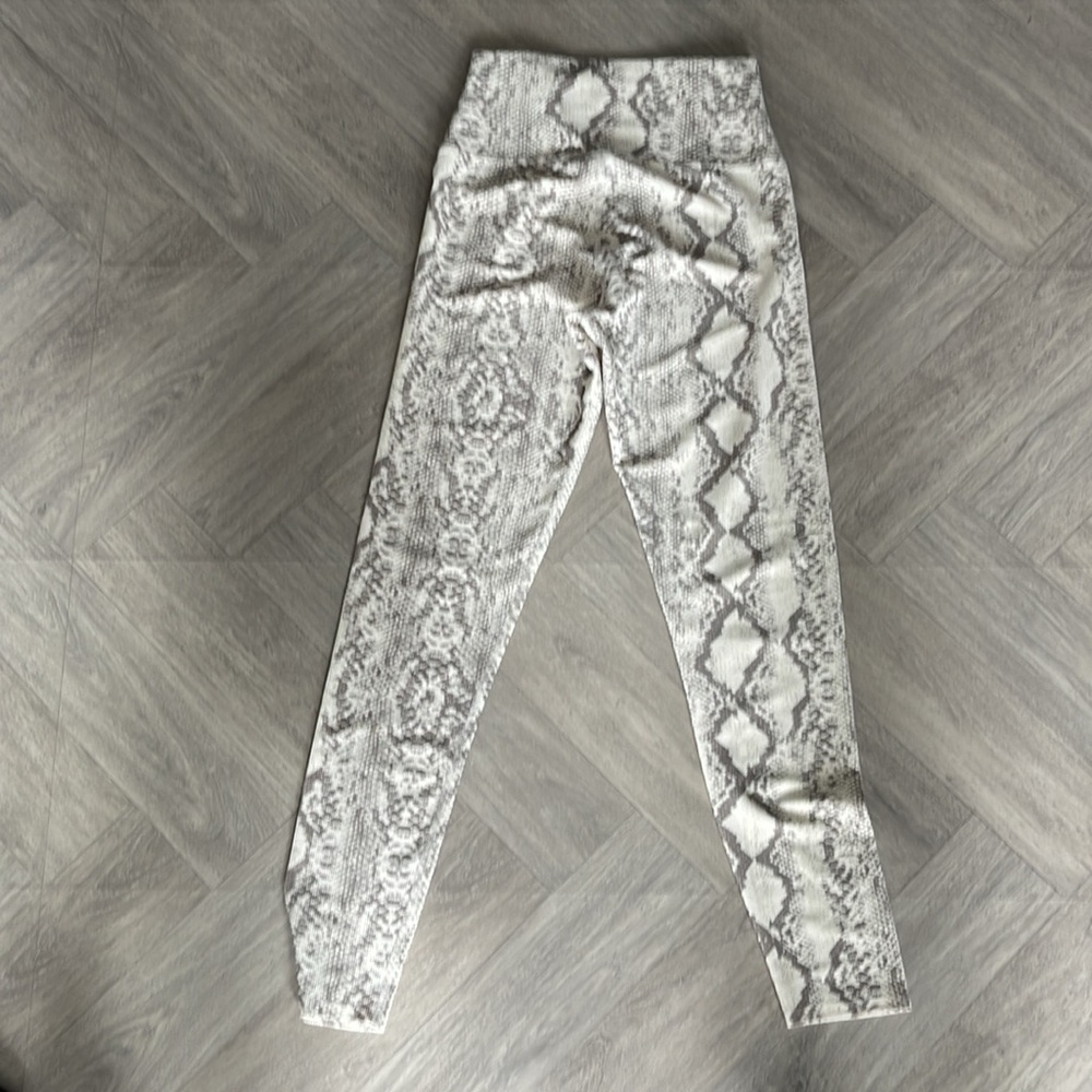 Beach Riot Ribbed Snakeskin Legging Size M - Picture 2 of 3